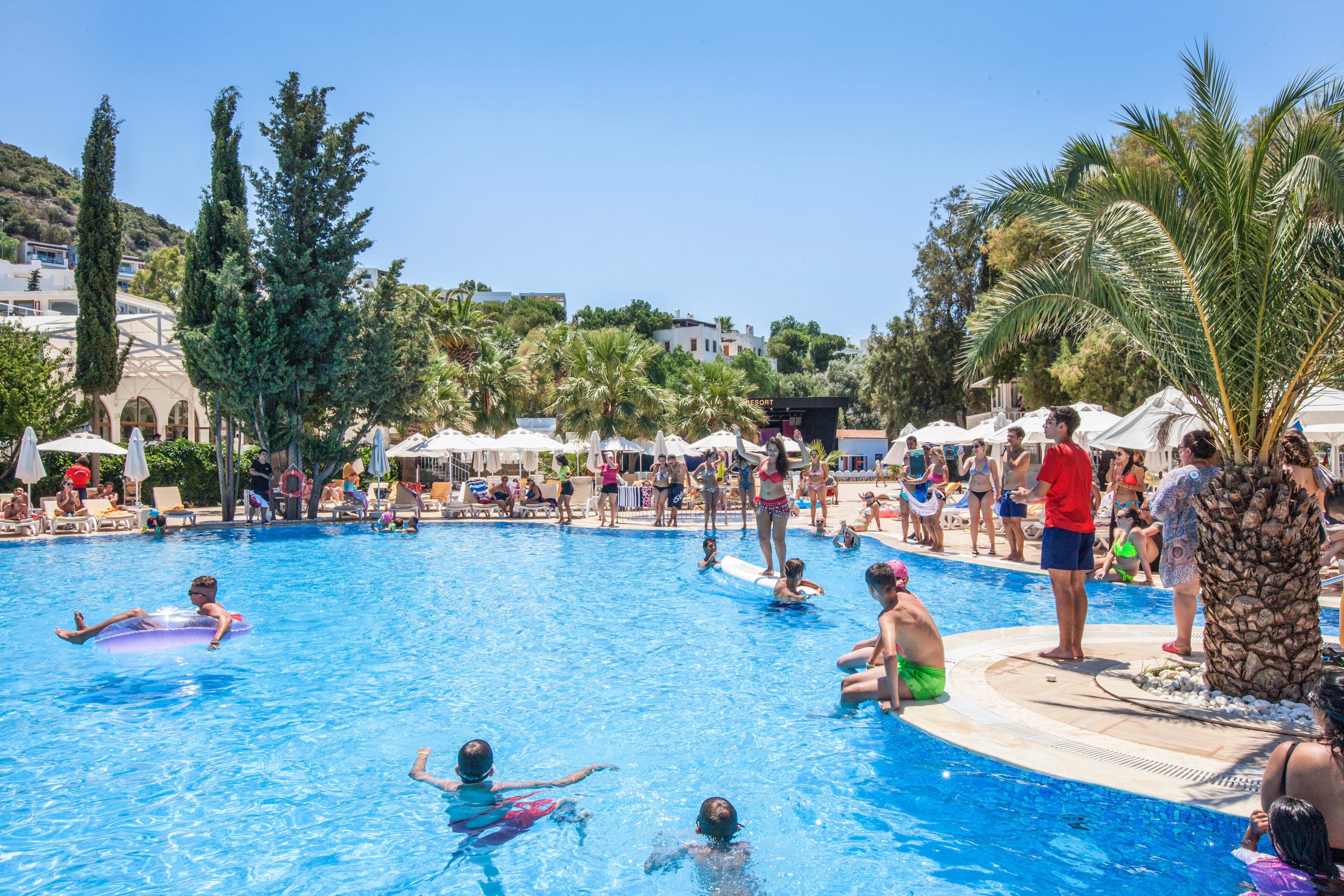 라브란다 Tmt 보드룸 리조트 Bodrum 외부 사진 A swimming pool in a hotel in Turkey