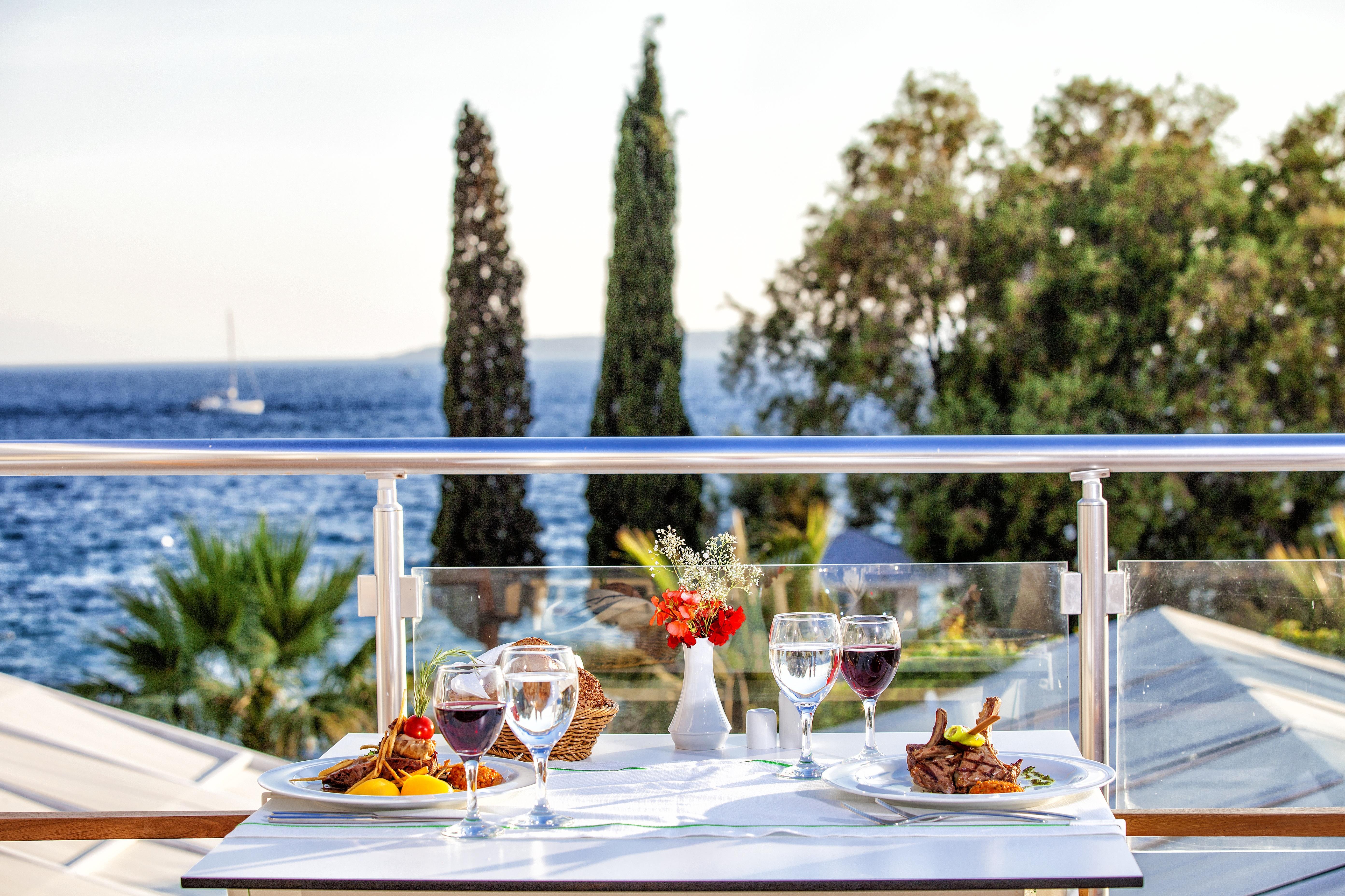 라브란다 Tmt 보드룸 리조트 Bodrum 외부 사진 A typical table at a Greek restaurant