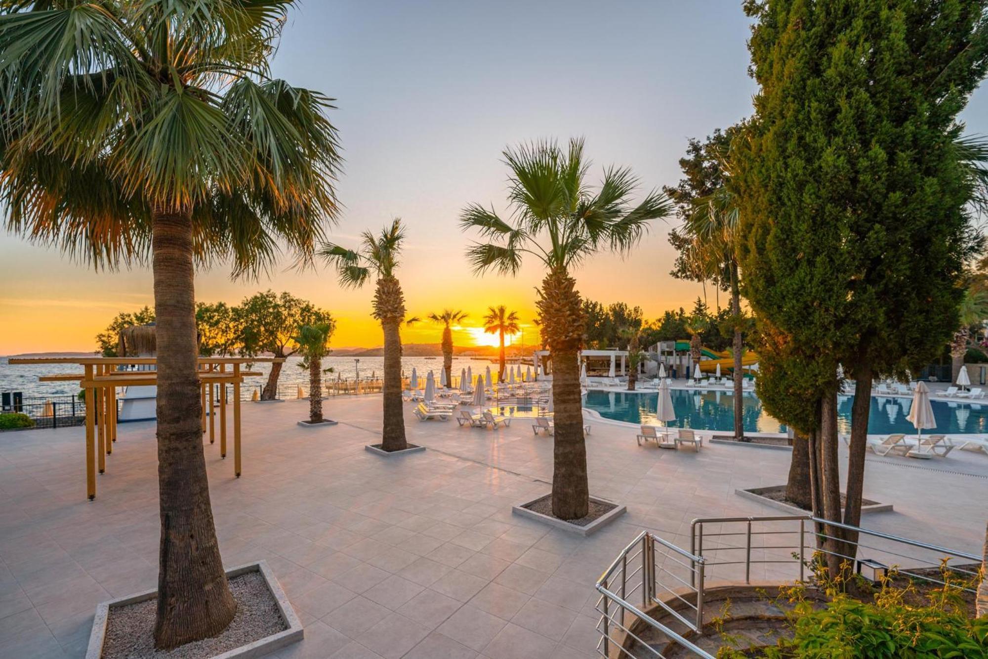 라브란다 Tmt 보드룸 리조트 Bodrum 외부 사진 Sunset at the beach of the hotel