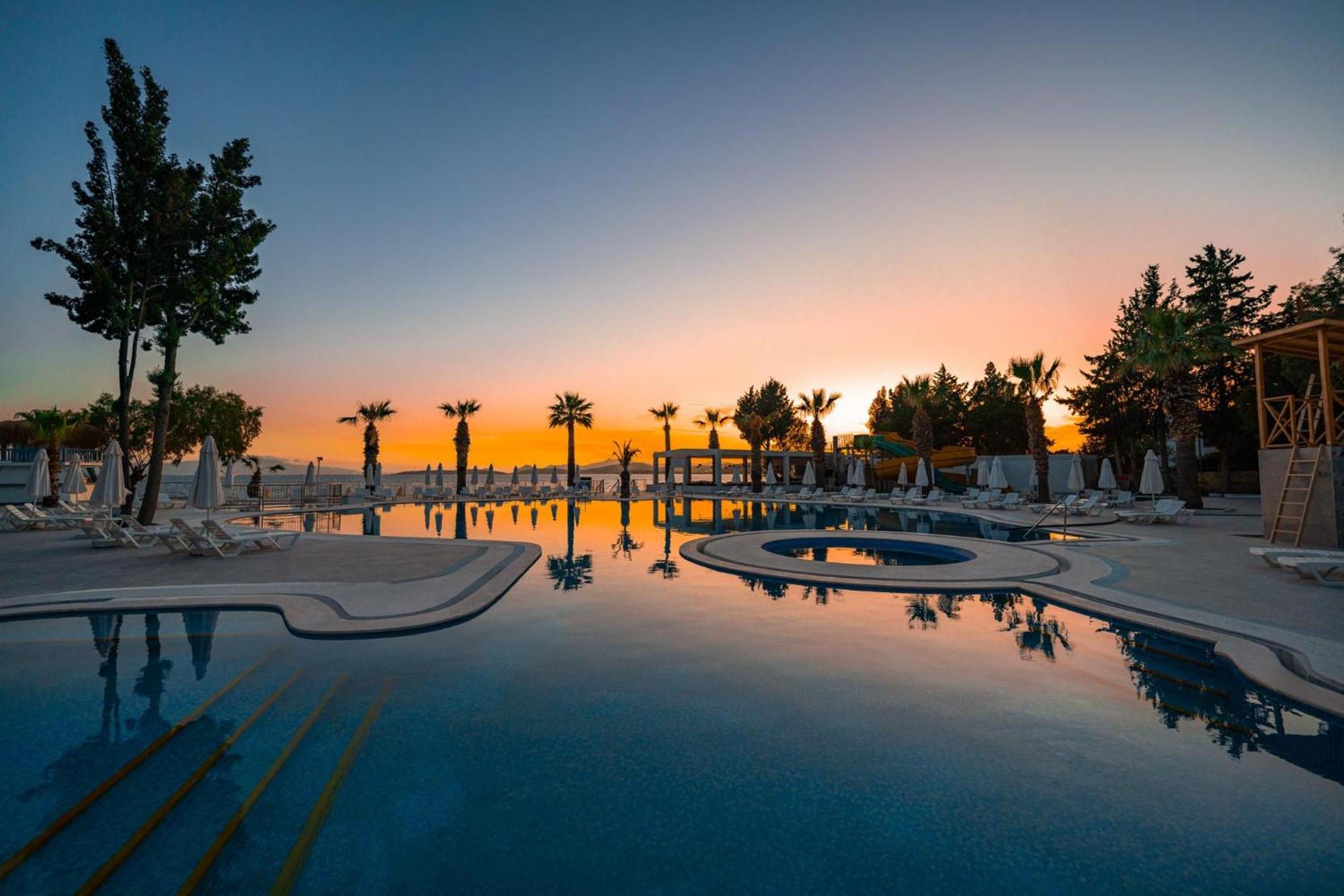 라브란다 Tmt 보드룸 리조트 Bodrum 외부 사진 Sunset at the pool