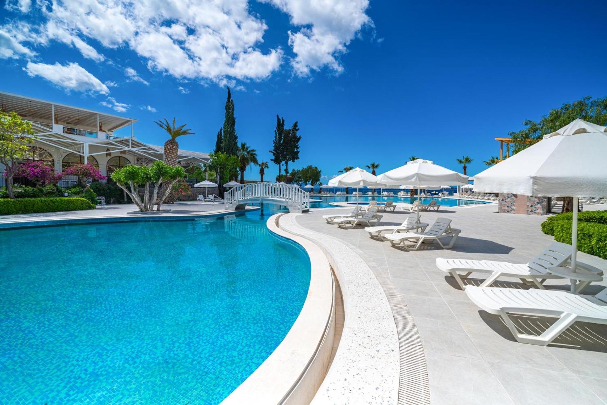 라브란다 Tmt 보드룸 리조트 Bodrum 외부 사진 Pool at the hotel