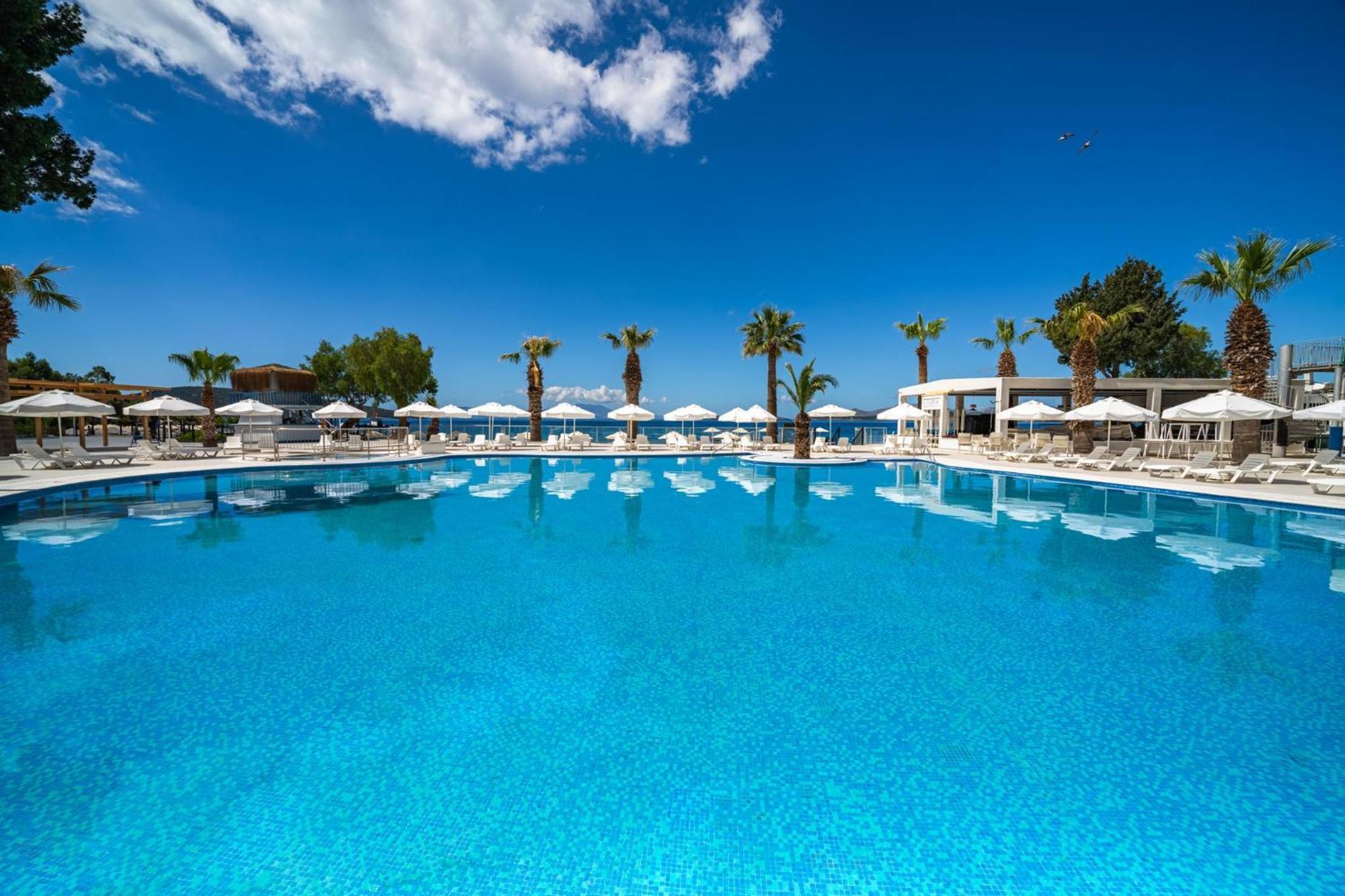 라브란다 Tmt 보드룸 리조트 Bodrum 외부 사진 The swimming pool at the hotel