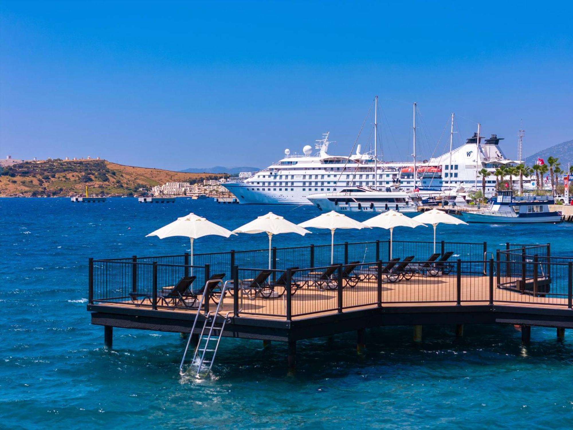 라브란다 Tmt 보드룸 리조트 Bodrum 외부 사진 Cruise ship at the port of Kos
